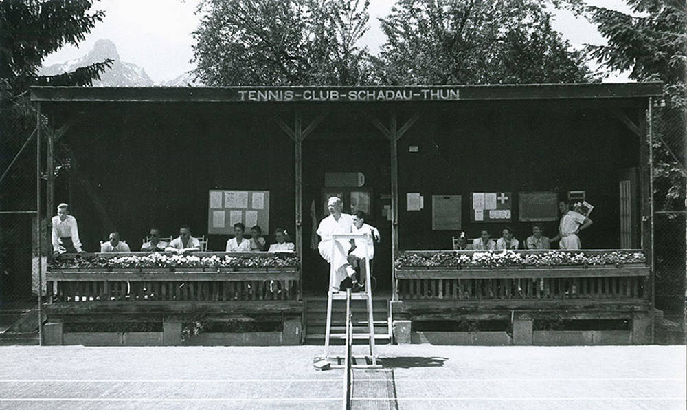 Dr. Eduard Lüthi, Im Hintergrund das Clubhaus